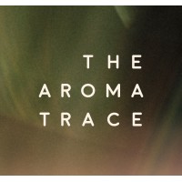 Un fondo degradado de color verde y marrón con el texto "THE AROMA TRACE" en letras mayúsculas blancas en el centro.